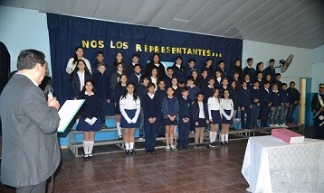 Estudiantes chaque os prometer n lealtad a las construcciones