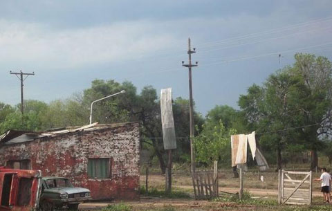 En el interior el temporal provoc voladuras de techos y ca da de